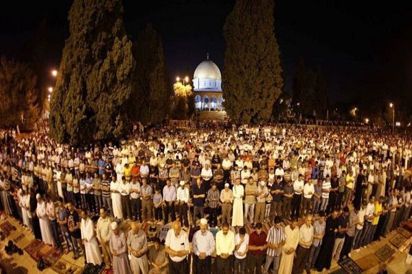 حضور گسترده فلسطینیان در مسجدالاقصی با شعار «فلسطین را رها نمی‌کنیم»