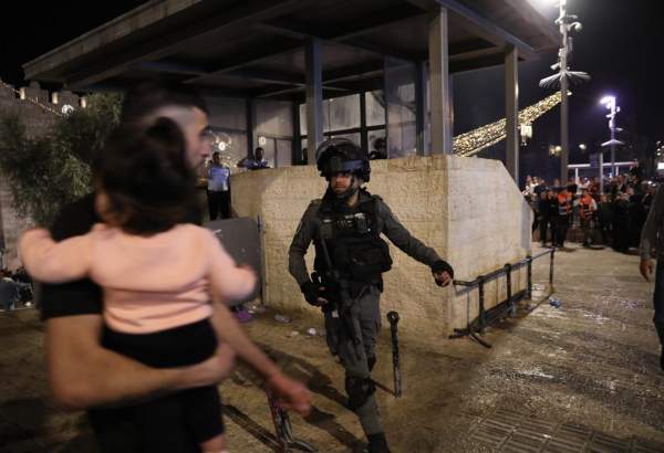 An Israeli policeman rushing to attack Palestinians at Damascus Gate. (WAFA Images)