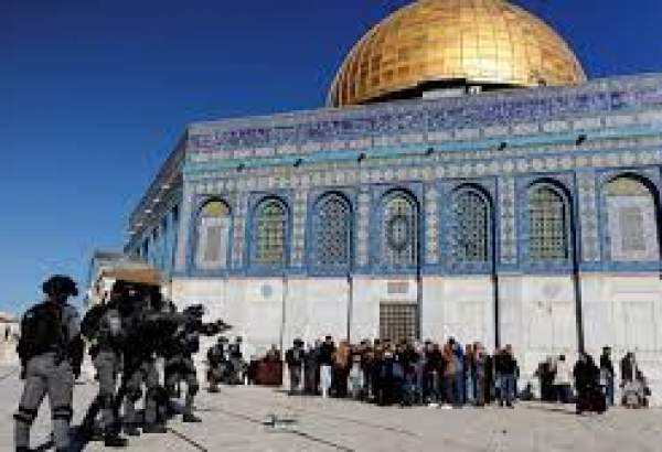 Clashes renew at Al-Aqsa as 150,000 perform Friday prayers