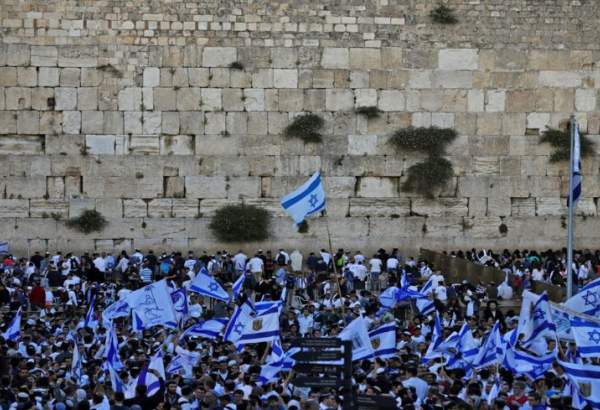 Palestinians chase extremist Israeli settlers following provocative march