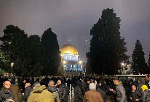 حضور هزاران فلسطینی در نماز صبح مسجدالاقصی