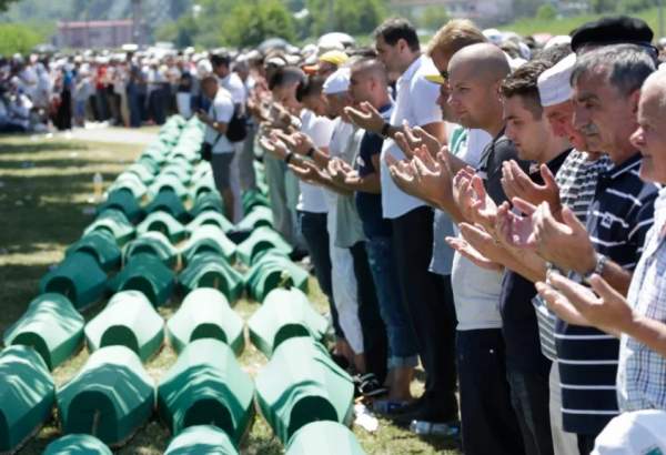 Des restes de corps de 50 civils tués lors de génocide de Serbrenica sont enterrés  