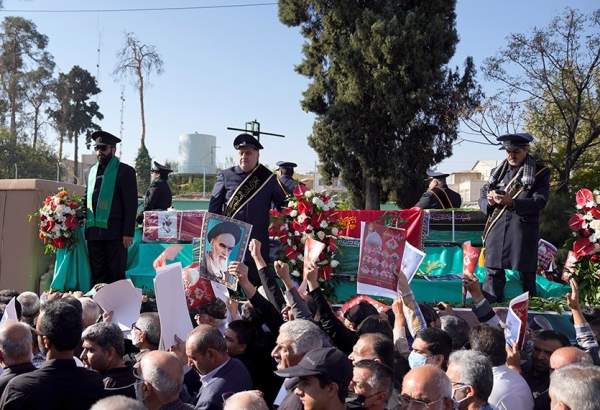 Chiraz: Des milliers Iraniens disent leur dernier adieu aux martyrs de l