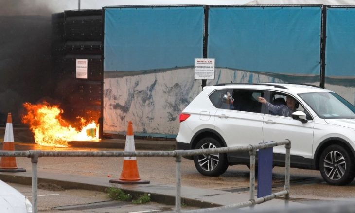 صحيفة بريطانية: اليمين المتطرف يهدد المسلمين بحرق أطفالهم