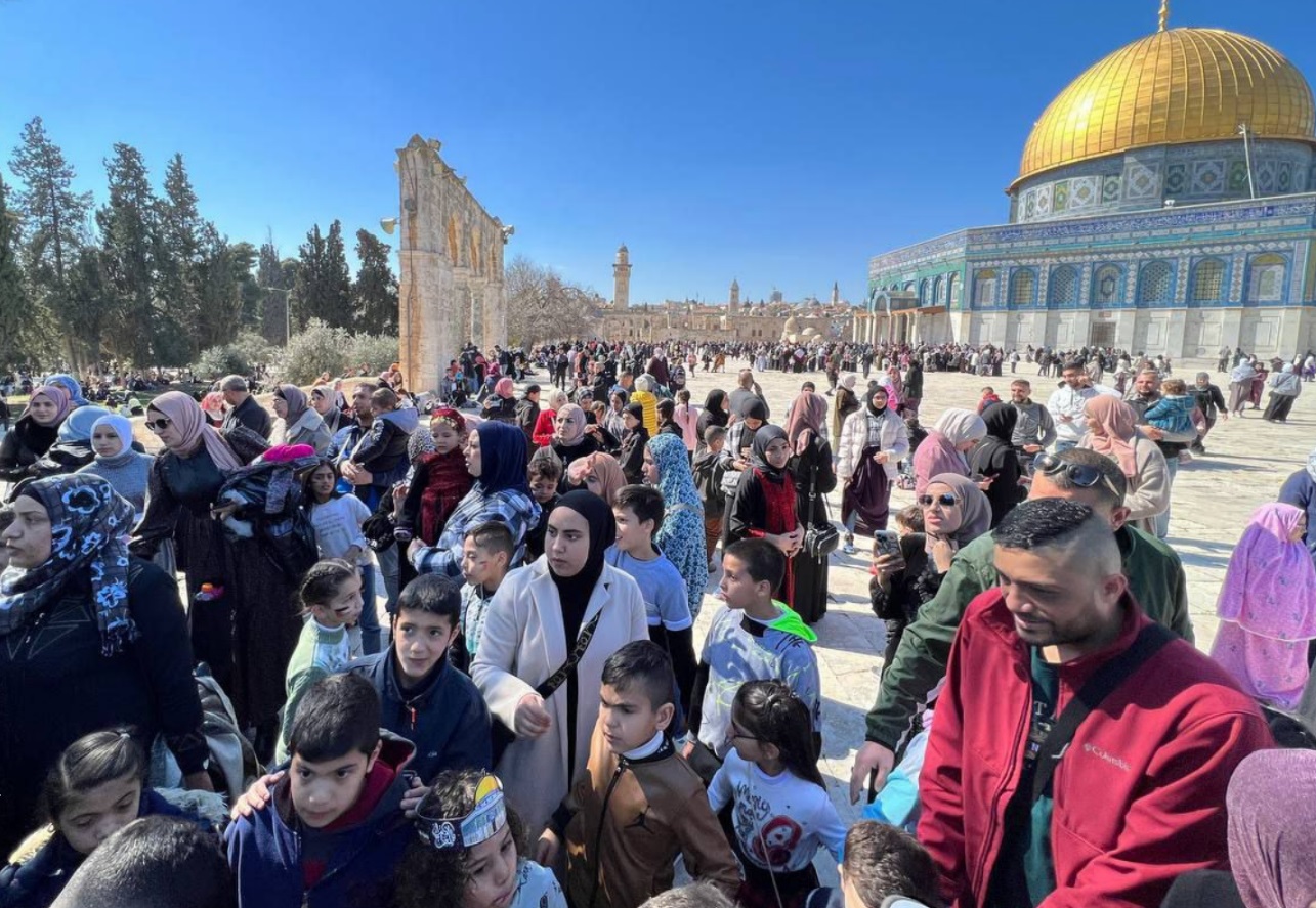 الاف الفلسطينيين يحيون ذكرى الإسراء والمعراج في المسجد الأقصى المبارك