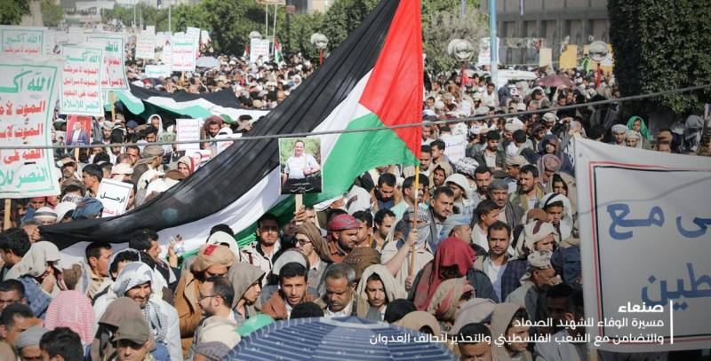 صنعاء تشهد مسيرة كبرى وفاء للشهيد الصماد وللشعب الفلسطيني وتحذيراً لقوى العدوان  