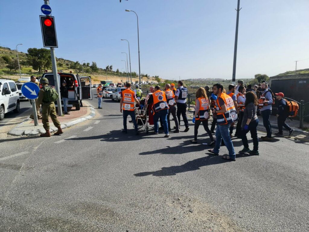 إصابة جنديين صهيونيين طعنًا أحدهما بجراح خطرة في يافا جنوب تل أبيب
