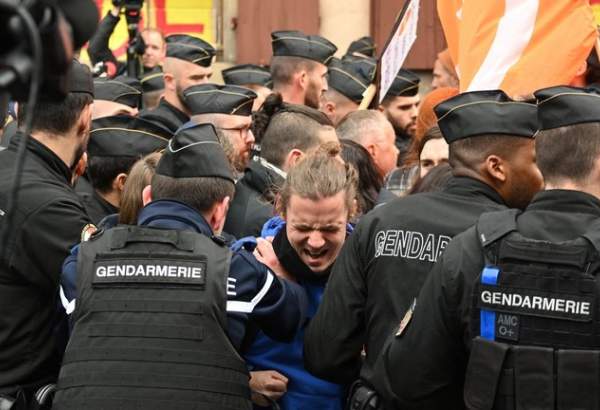 Protesters face prison for flipping off Macron