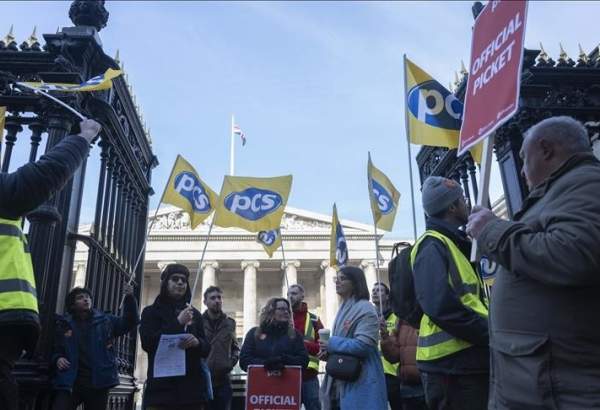 Civil servants in UK go on strike as union rejects 