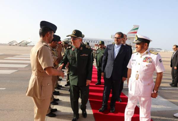 میجر جنرل محمد باقری کی مسقط کے دورے کے دوران ایرانی سفارتخانے کے عملے سے ملاقات