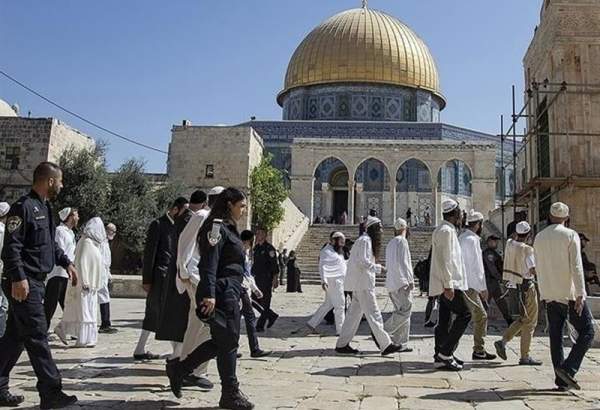 Israeli settlers defile al-Aqsa Mosque ahead of controversial flag march