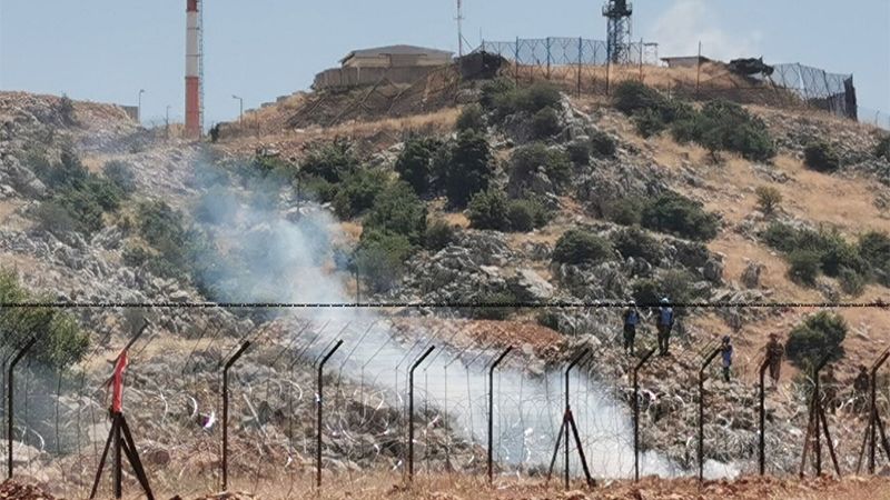 شبان لبنانيون يحطمون زجاج آلية صهيونية في كفرشوبا