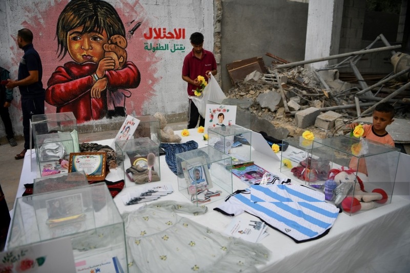 جداريات فنية رسمها فنانون من غزة على ركام المنازل التى دمرها الإحتلال في دير البلح  