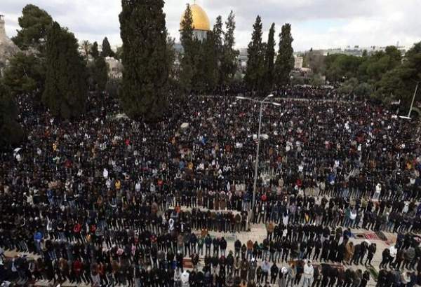 حضور ۵۰ هزار فلسطینی در نماز جمعه مسجدالاقصی