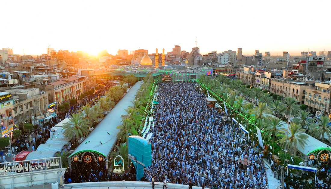 حشود المؤمنين يؤدون صلاة الاضحى في بين الحرميْن الشريفيْن بكربلاء المقدسة