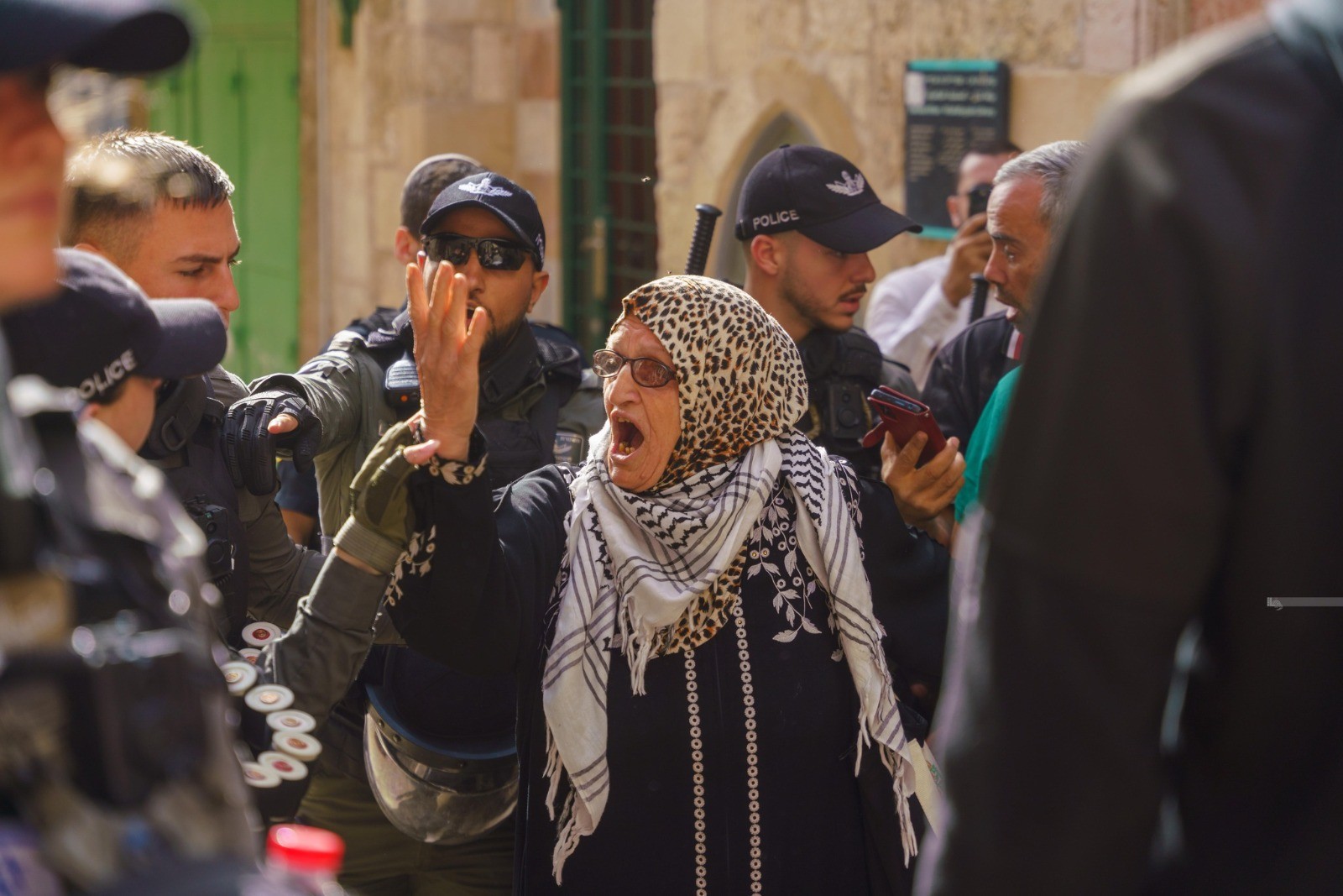 حماس : ما تشهده القدس والأقصى من تهويد يستدعي تكثيف الرباط والتصدي