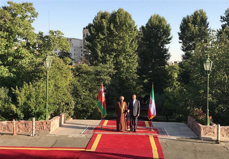 وزير الخارجية يلتقي نظيره العماني في طهران
