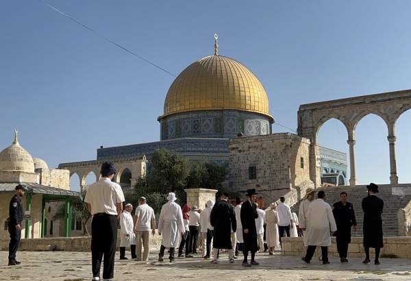 Under protection from Israeli police, fanatic settlers storm Jerusalem