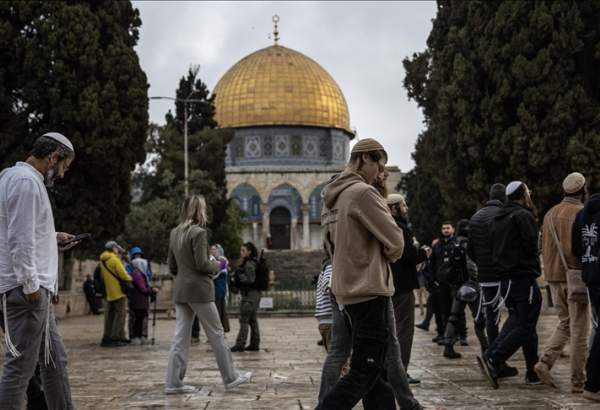 Far-right Jewish settlers guarded by Israeli police raid the courtyard of Al-Aqsa Mosque in East Jerusalem on April 11, 2023. ( Mostafa Alkharouf - Anadolu Agency )