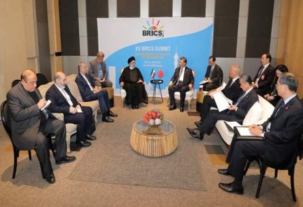 President Raeisi meets Chinese president on sidelines of BRICS summit