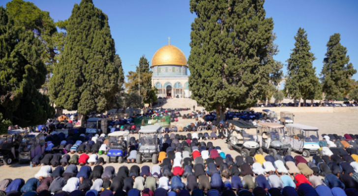 عشرات الآلاف يؤدون صلاة الجمعة في المسجد الأقصى المبارك