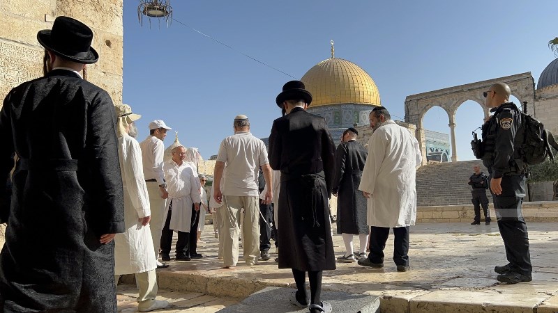 عشرات المستوطنين يواصلون اقتحام باحات المسجد الأقصى لليوم الثاني على التوالي