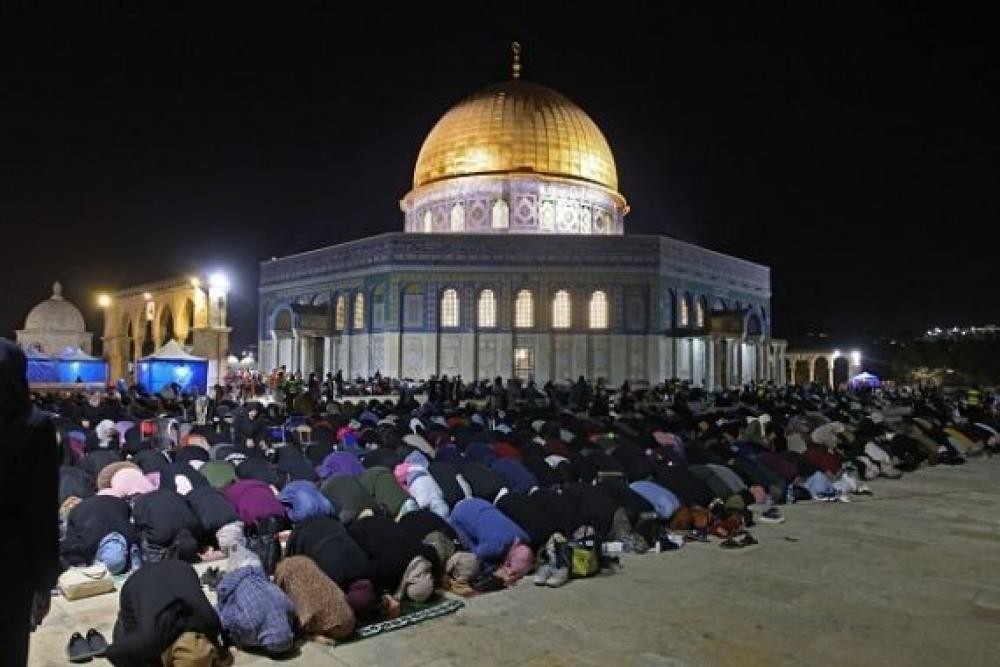 الآلاف يؤدون صلاة الفجر في المسجد الأقصى المبارك