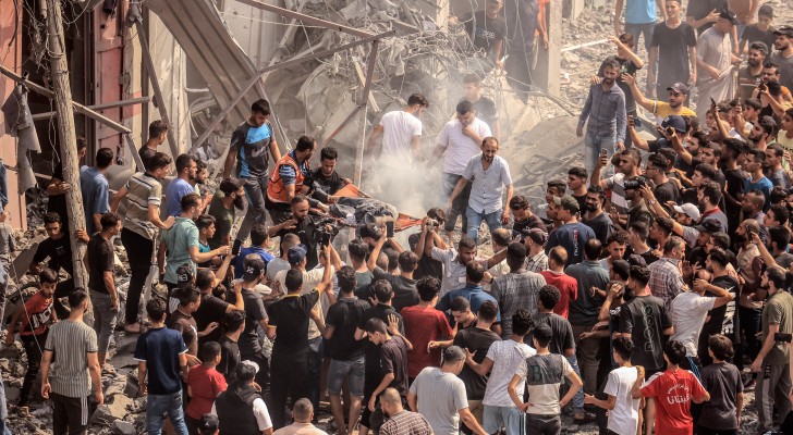 انتشال شهداء بعد غارة إسرائيلية في غزة
