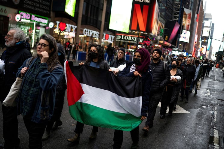 متظاهرون بجوار مركز التجارة الدولي في نيويورك يهتفون “الله أكبر” و”فلسطين حرة”