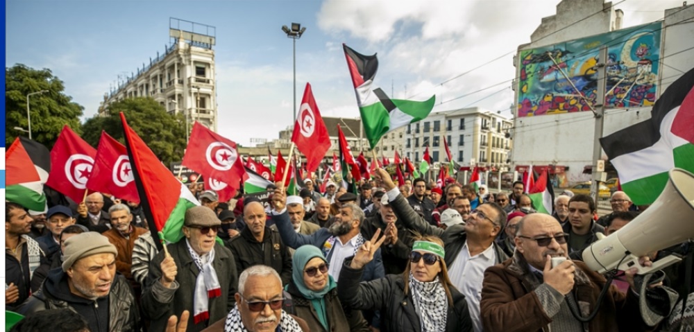 متظاهرون أمام السفارة الأميركية بتونس يطالبون بوقف العداون على غزة و طرد السفير الأمريكي