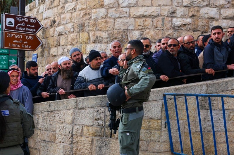 قوات الاحتلال تقيد وصول المصلين للمسجد الأقصى وتجبر المئات على أداء صلاة الجمعة في الشوارع