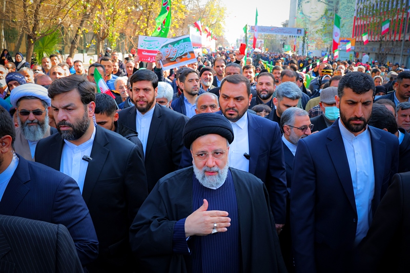 رئيسي : الشعب الإيراني كعادته وبحضوره الكبير قلب حسابات الأعداء و خيب آمالهم