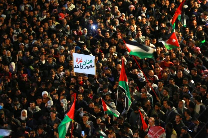 لليوم السادس.. أردنيون يتظاهرون قرب سفارة الاحتلال الإسرائيلي تضامنا مع غزة