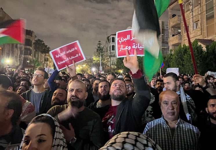 لليوم الثامن على التوالي.. تظاهرات الشعب الأردني مستمرة في محيط سفارة الاحتلال بعمان