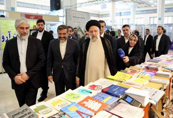 اية الله رئيسي يزور معرض طهران الدولي الـ 35 للكتاب