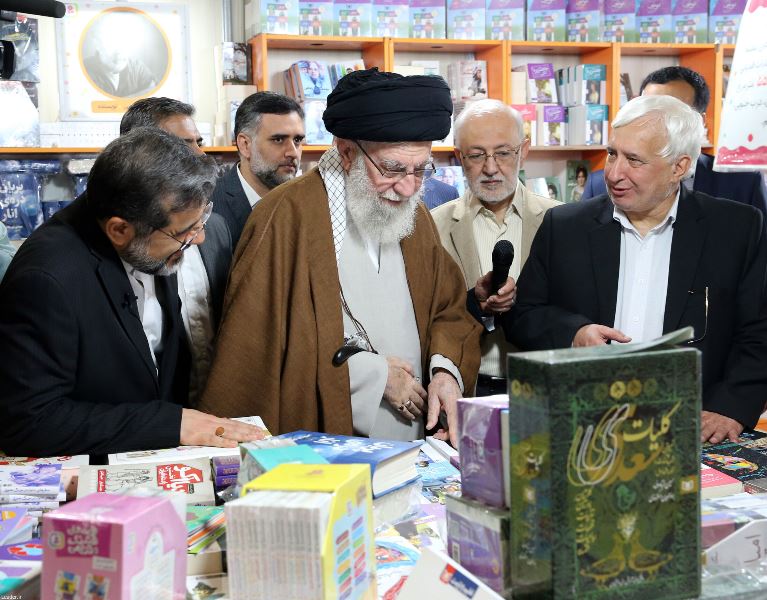 تقرير مصور .. قائد الثورة الاسلامية يزور معرض طهران الدولي للكتاب  