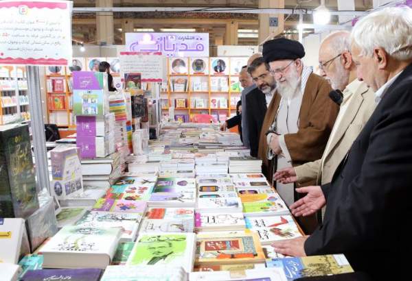 رہبر انقلاب اسلامی کا کتابوں کی پینتیسویں بین الاقوامی نمائش کا معائن