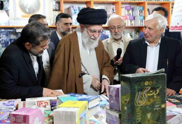 Le dirigeant visite la 35ème Foire internationale du livre de Téhéran