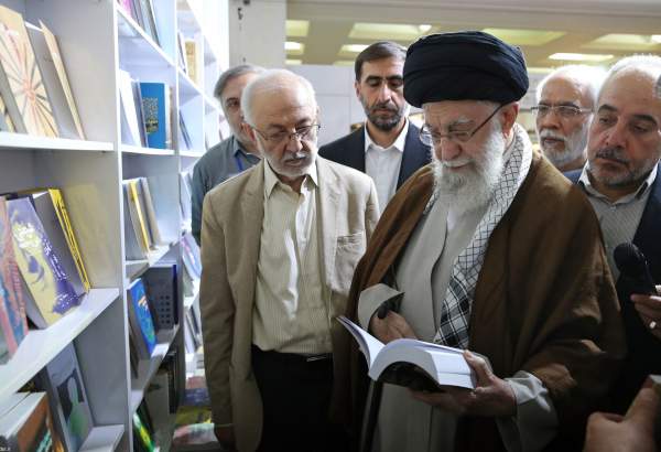 Leader pays three-hour visit to Tehran International Book Fair