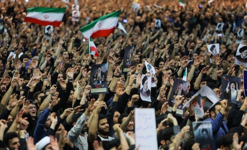 حشود غفيرة من الإيرانيين تتوافد للمشاركة في الصلاة على جثمان الشهيد رئيسي ورفاقه