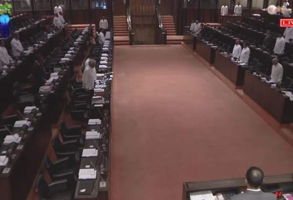 البرلمان السريلانكي يقف دقيقة صمت تخليدا لذكرى الرئيس الإيراني وومرافقيه الشهداء