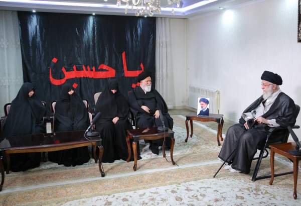 رهبر انقلاب در منزل شهید رئیسی حضور یافتند