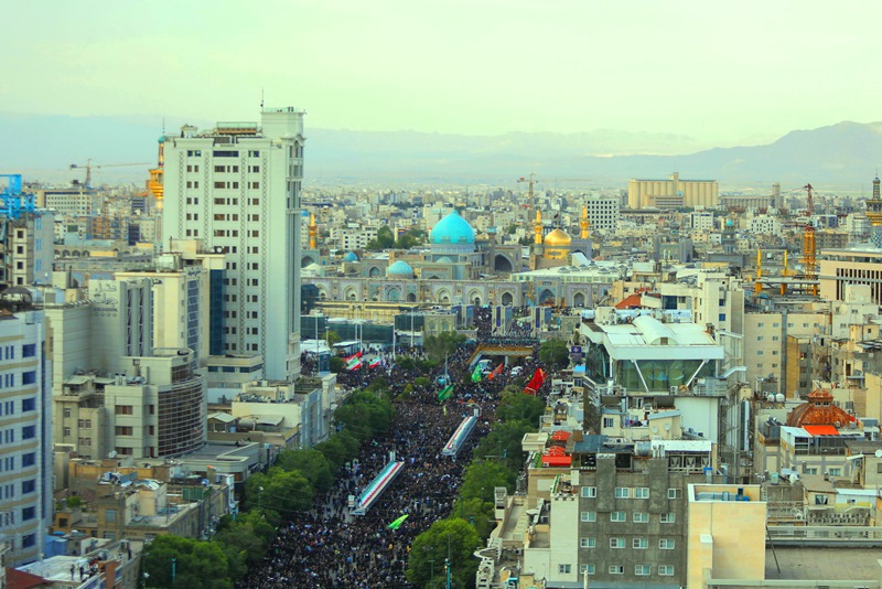جثمان الرئيس الشهيد رئيسي يوارى الثرى في الحرم الرضوي بمدينة مشهد شمالي شرق ايران