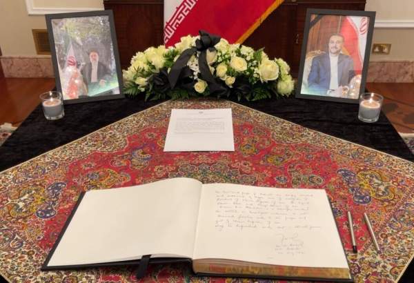 لندن میں متعدد ممالک کے سفیروں نے ایران کے سفارتخانے پہنچ کر ایران کے سفیر کو تعزیت پیش کی