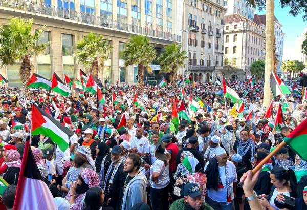 متظاهرون في كيب تاون عاصمة جنوب أفريقيا نصرةً لغزة