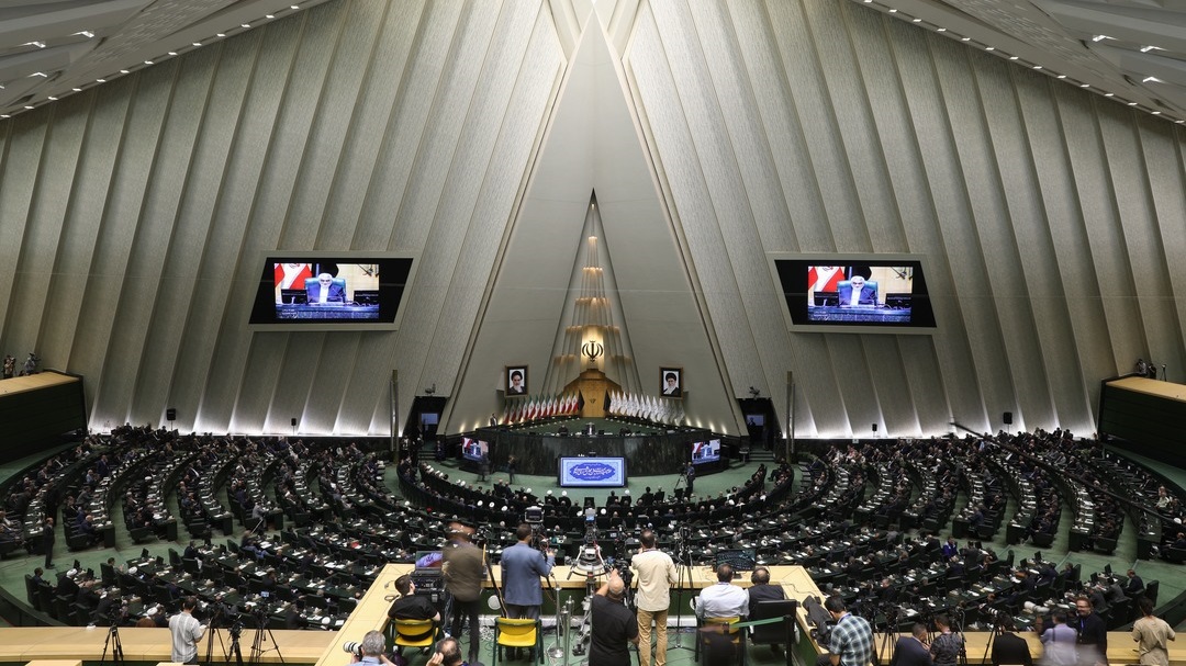 ايران .. انطلاق اعمال البرلمان الجديد في غياب الرئيس الشهيد