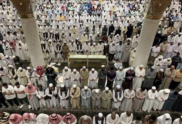 Hajj pilgrims at al-Masjid al-Nabawi in Medina 2 (photo)  <img src="/images/picture_icon.png" width="13" height="13" border="0" align="top">