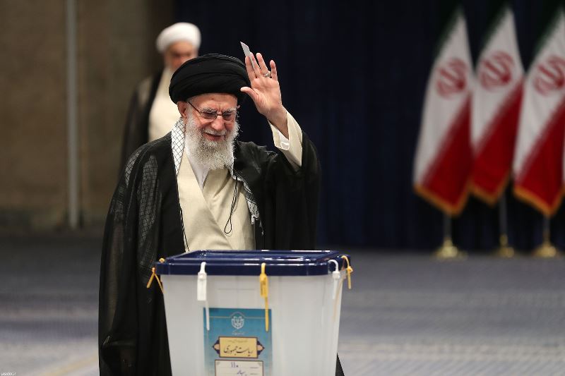 تقريرمصور .. الإمام الخامنئي يدلي بصوته في الانتخابات الرئاسية الإيرانية  
