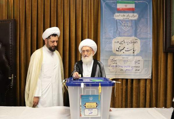 حضور آیت الله نوری همدانی در انتخابات چهاردهمین دوره ریاست جمهوری