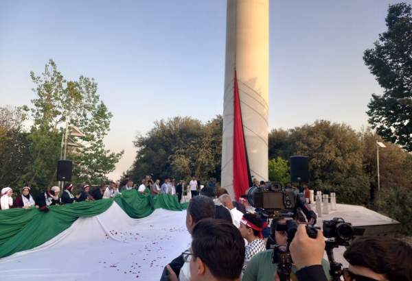 اهتزاز بزرگ‌ترین پرچم فلسطین بر بلندای پایتخت ایران
